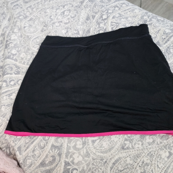 Cute athletic skirt with built in shorts! - Picture 3 of 4